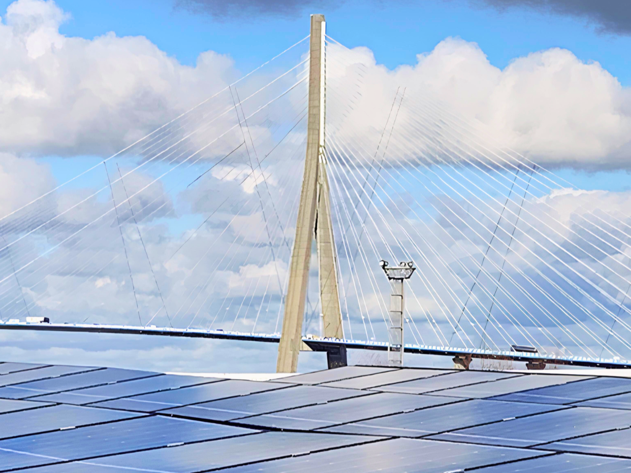 Panneaux photovoltaïques de la cellule 2 avec le Pont de Normandie